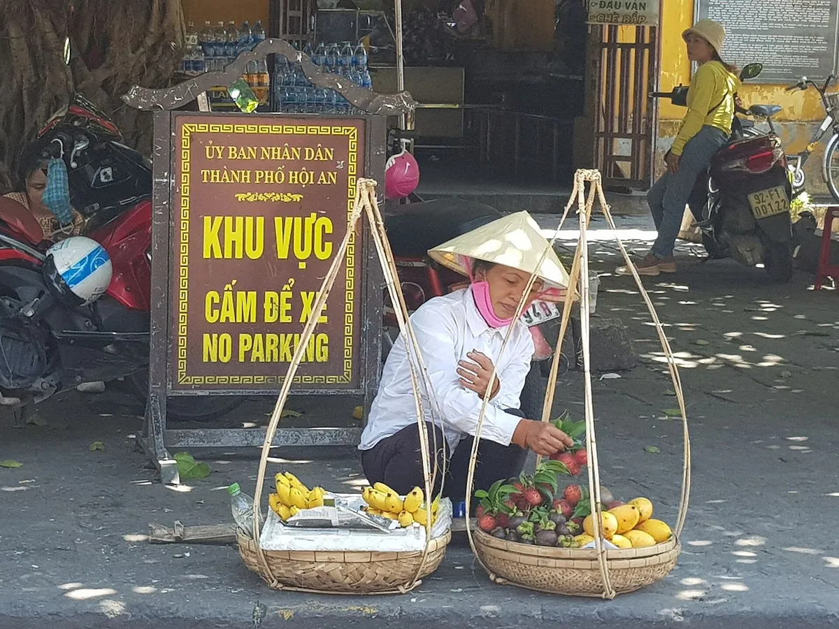 Người bán chuẩn bị quầy trái cây tại chợ; ảnh minh họa.